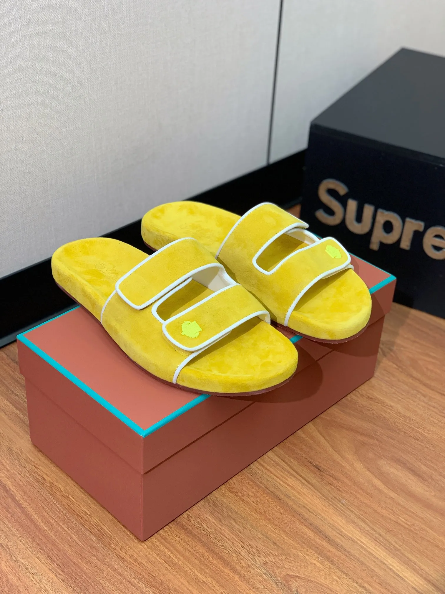 【LP】P:600💰 Size: 39-46 (45.46 can be customized) 【Loro Piana】LP men's slippers. Italian top cashmere is retro, elegant, low-key and luxurious. Both fashionable and practical, the leather is still of the highest quality in the entire network. The upper is silky and smooth. Wear-resistant and highly elastic beef tendon bottom.